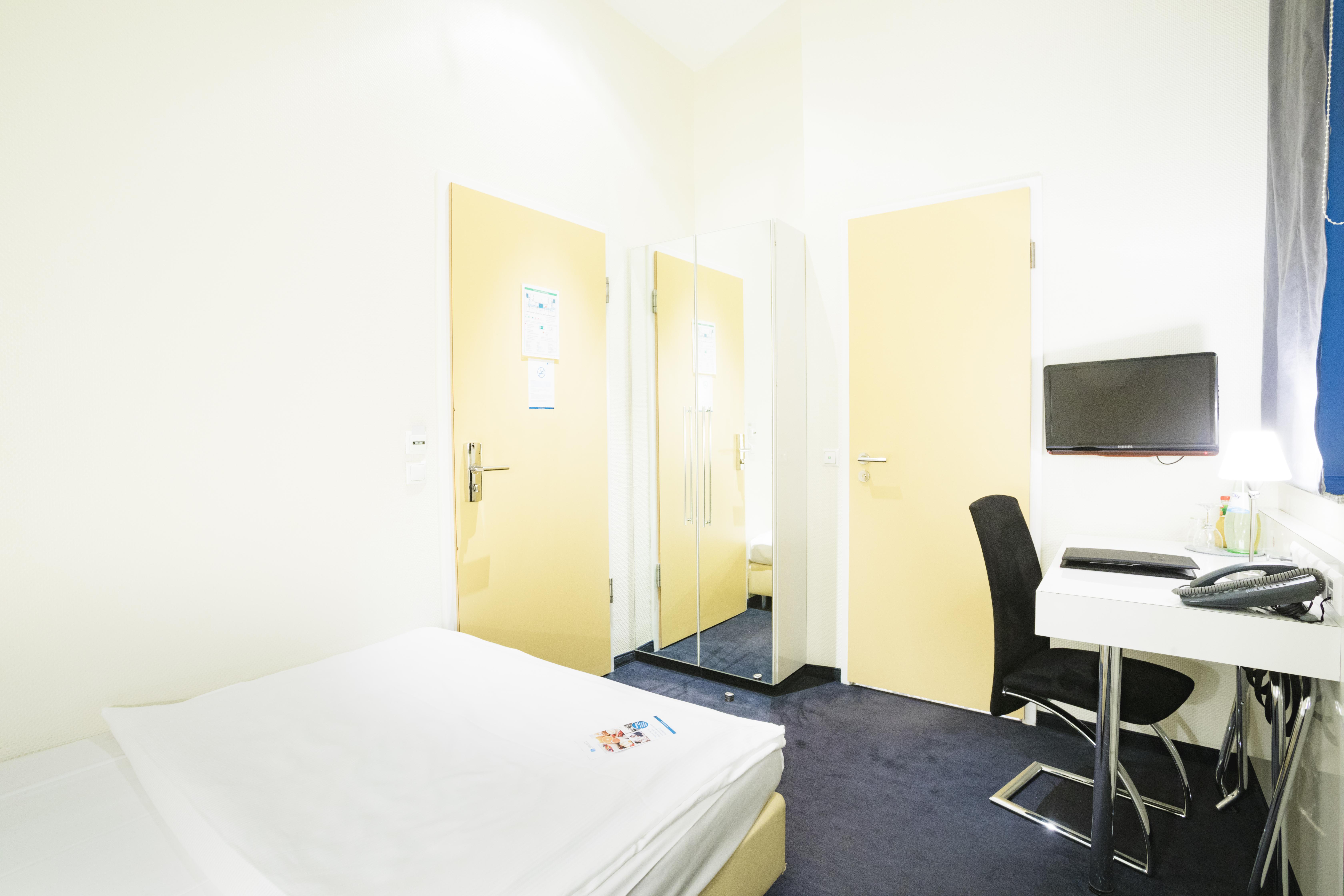 Select Checkpoint Charlie Hotel 4*