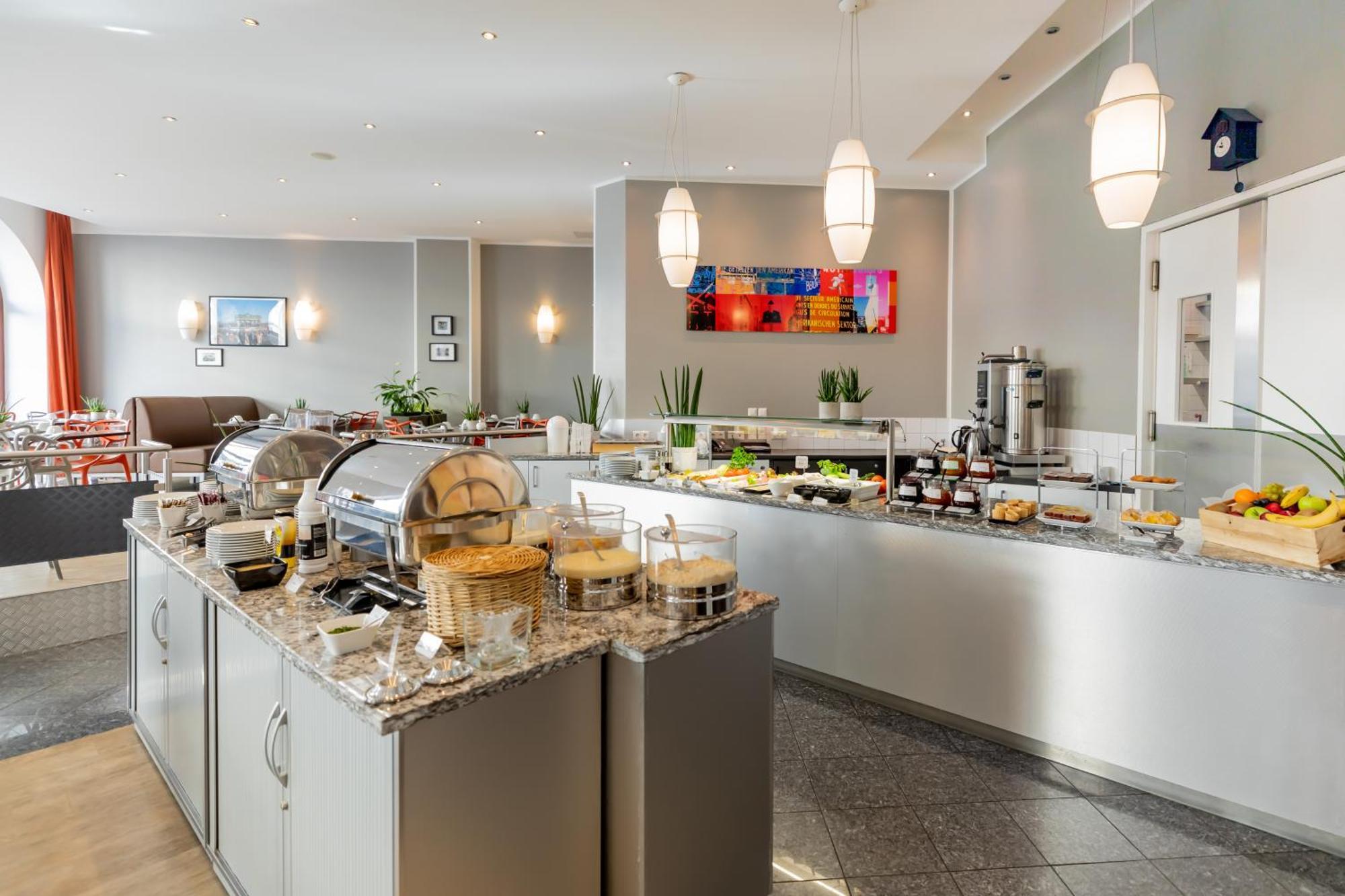 Select Checkpoint Charlie Hotel 4*