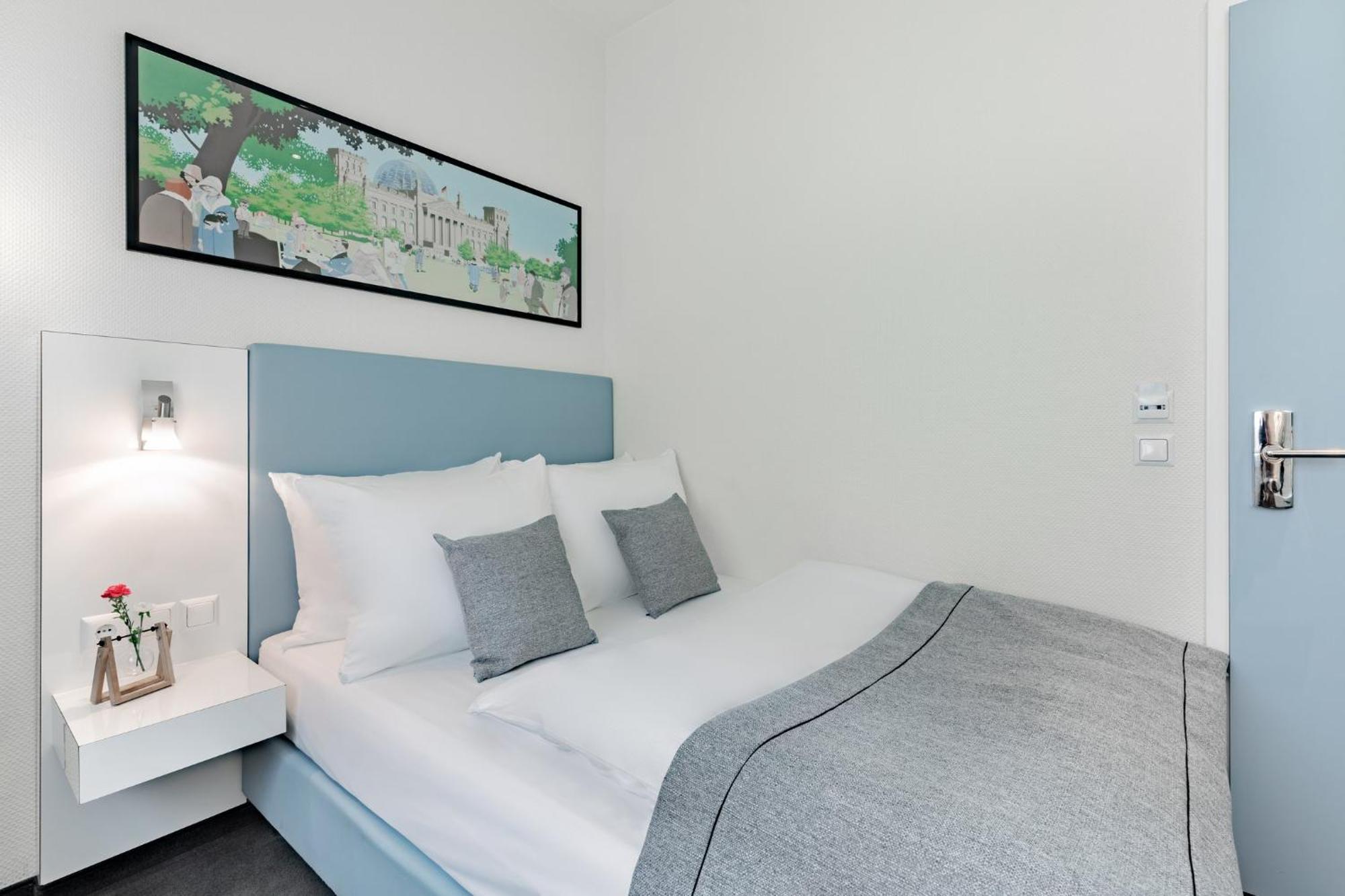 Select Checkpoint Charlie Hotel 4*