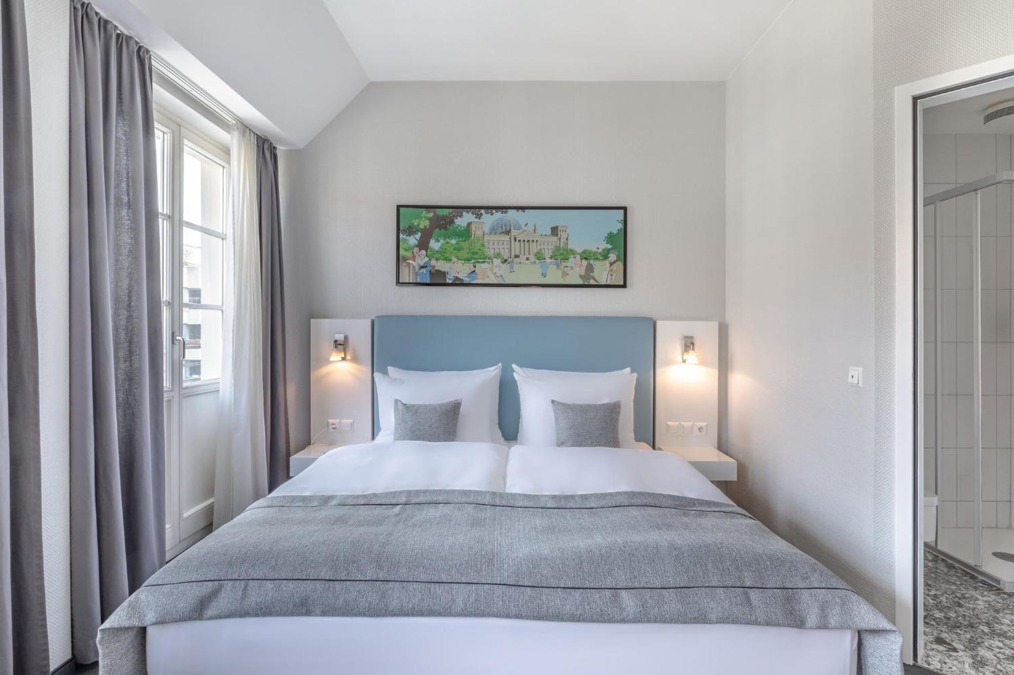 Select Checkpoint Charlie Hotel 4*