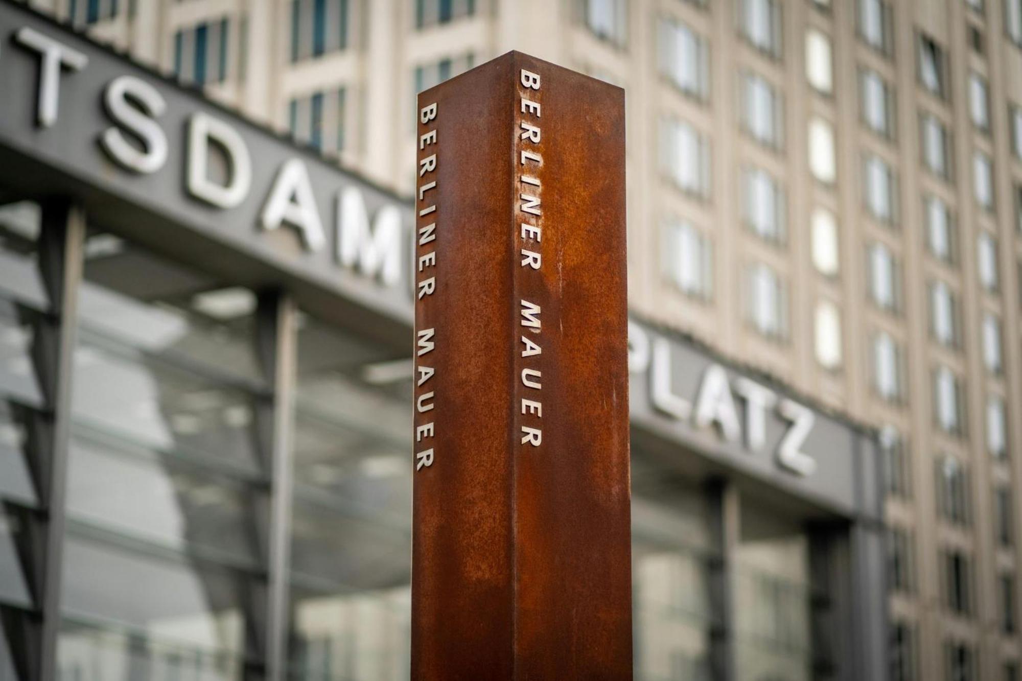 Select Checkpoint Charlie Hotel 4*